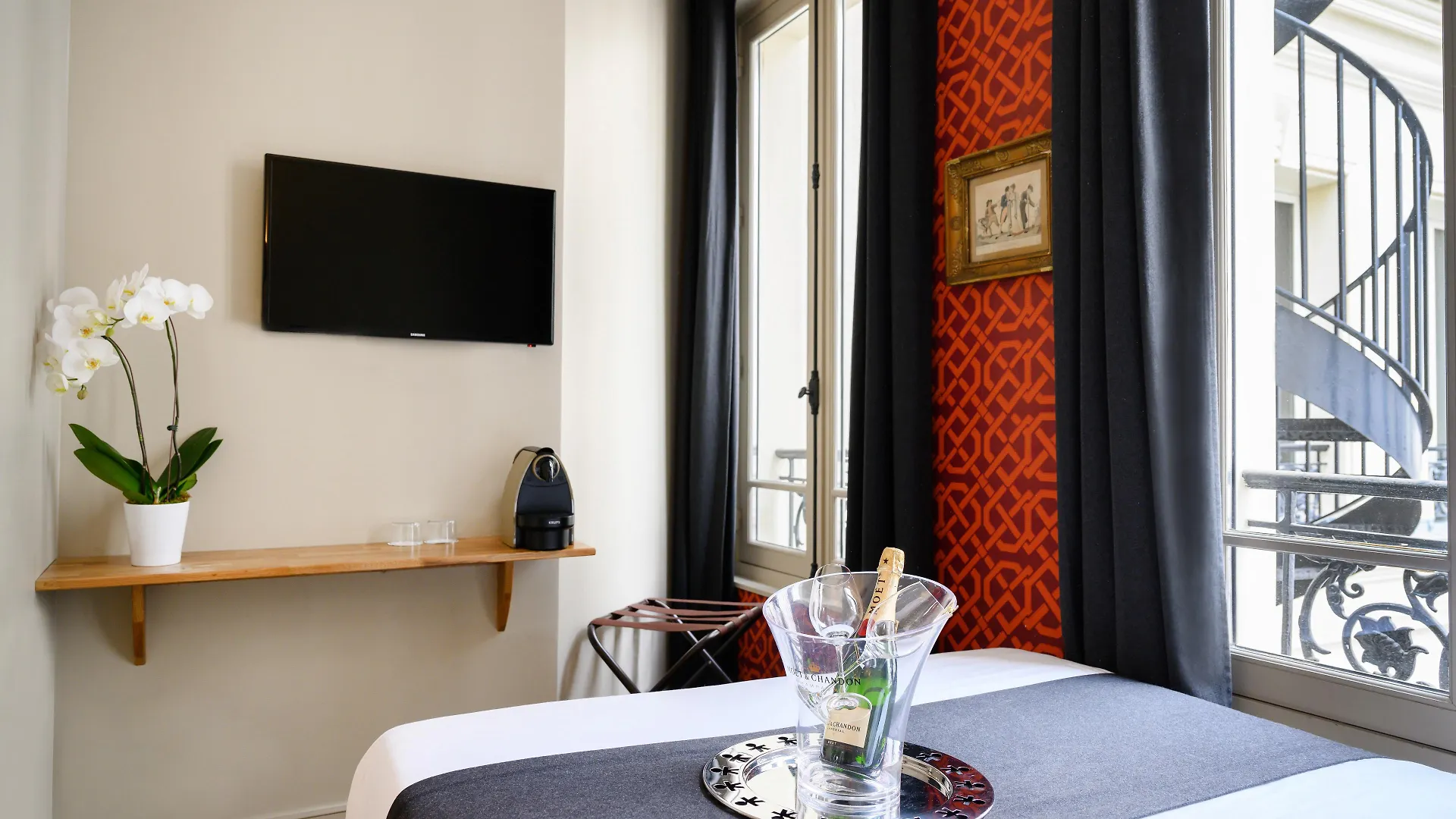 פריז Hotel Helzear Champs-Elysees צרפת