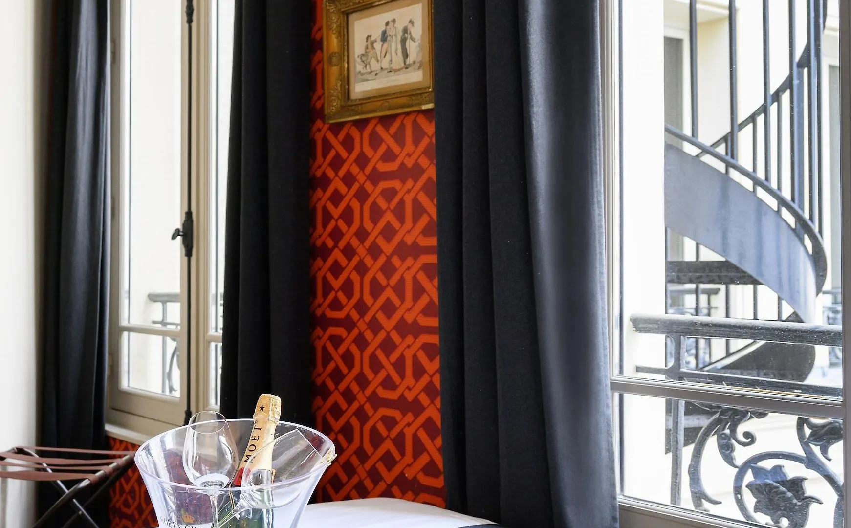 ****  פריז Hotel Helzear Champs-Elysees צרפת