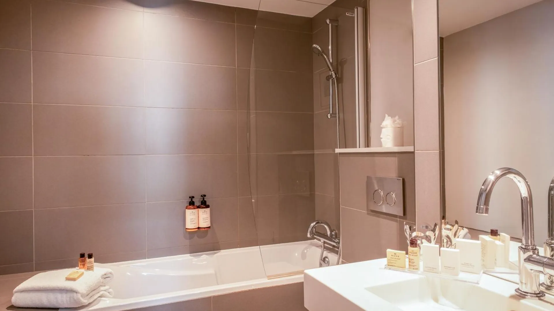 ****  פריז Hotel Helzear Champs-Elysees צרפת